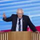 El senador independiente estadounidense Bernie Sanders habla en la segunda noche de la Convención Nacional Demócrata (DNC) en el United Center de Chicago. EFE/EPA/CAROLINE BREHMAN