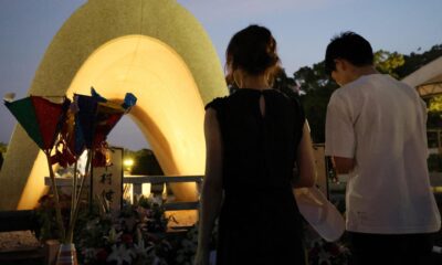 Un grupo de personas ofrece oraciones por las víctimas en el 79 aniversario del bombardeo atómico de Hiroshima frente a un cenotafio temprano en la mañana en el Parque Conmemorativo de la Paz de Hiroshima en Hiroshima, Japón, el 6 de agosto de 2024. EFE/EPA/Jiji press