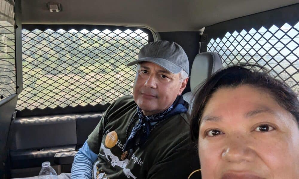 Fotografía cedida por Reyna Grande donde aparece la galardonada escritora mientras se toma un selfie junto al cineasta David Figueroa en la parte trasera de un vehículo de la Patrulla Fronteriza donde fue arrestada en Arizona (Estados Unidos). EFE/ Reyna Grande / SOLO USO EDITORIAL/ SOLO DISPONIBLE PARA ILUSTRAR LA NOTICIA QUE ACOMPAÑA (CRÉDITO OBLIGATORIO)