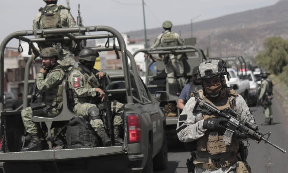 Imagen de archivo de miembros del Ejercito Mexicano y de la Guardia Nacional que patrullan las principales en la Ciudad de Morelia en el estado de Michoacán (México). EFE/ Iván Villanueva