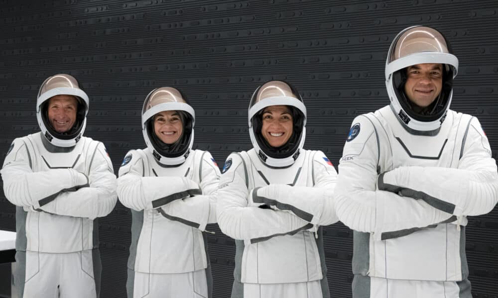 Fotografía cedida por Polaris Program de los cuatro tripulantes de la misión el comandante Jared Isaacman (d), el piloto Scott 'Kidd' Poteet (i), y las especialistas Sarah Gillis (2d) y Anna Menon (2i), posando con sus trajes en el Kennedy Space Center en Merritt Island, Florida (EE. UU). EFE/John Kraus/Polaris Program /SOLO USO EDITORIAL /NO VENTAS /SOLO DISPONIBLE PARA ILUSTRAR LA NOTICIA QUE ACOMPAÑA /CRÉDITO OBLIGATORIO