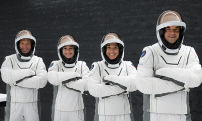 Fotografía cedida por Polaris Program de los cuatro tripulantes de la misión el comandante Jared Isaacman (d), el piloto Scott 'Kidd' Poteet (i), y las especialistas Sarah Gillis (2d) y Anna Menon (2i), posando con sus trajes en el Kennedy Space Center en Merritt Island, Florida (EE. UU). EFE/John Kraus/Polaris Program /SOLO USO EDITORIAL /NO VENTAS /SOLO DISPONIBLE PARA ILUSTRAR LA NOTICIA QUE ACOMPAÑA /CRÉDITO OBLIGATORIO