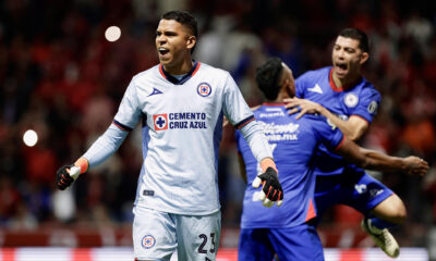 Fotografía de archivo en la que se registró al colombiano Kevin Mier (i), guardameta del club mexicano de fútbol Cruz Azul, quien fue la figura de su equipo al detener dos tiros penales en la definición que le permitió avanzar a los octavos de final de la Leagues Cup sobre el club Orlando City de la MLS. EFE/Felipe Gutiérrez