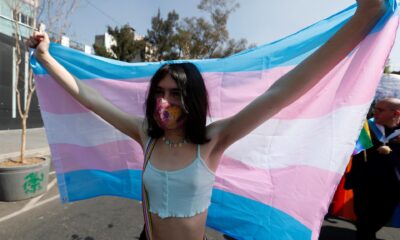 Imagen de archivo de integrantes y simpatizantes de la comunidad LGBT protestan en el marco del Día Internacional de la Memoria Trans en Ciudad de México (México). EFE/ Mario Guzmán