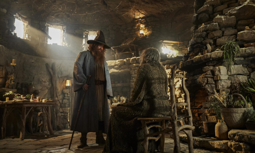 Fotograma cedido por Prime Video donde aparece Rory Kinnear (i) como Tom Bombadil y Daniel Weyman como El Extranjero, durante una escena de la serie 'El Señor de los Anillos'. EFE/ Ross Ferguson /Prime Video /SOLO USO EDITORIAL/SOLO DISPONIBLE PARA ILUSTRAR LA NOTICIA QUE ACOMPAÑA (CRÉDITO OBLIGATORIO)