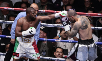 El boxeador estadounidense Floyd Mayweather (i) combate ante su compatriota John Gotti III, este sábado durante una pelea de exhibición en la Arena Ciudad de México, en Ciudad de México. EFE/José Méndez