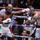 El boxeador estadounidense Floyd Mayweather (i) combate ante su compatriota John Gotti III, este sábado durante una pelea de exhibición en la Arena Ciudad de México, en Ciudad de México. EFE/José Méndez