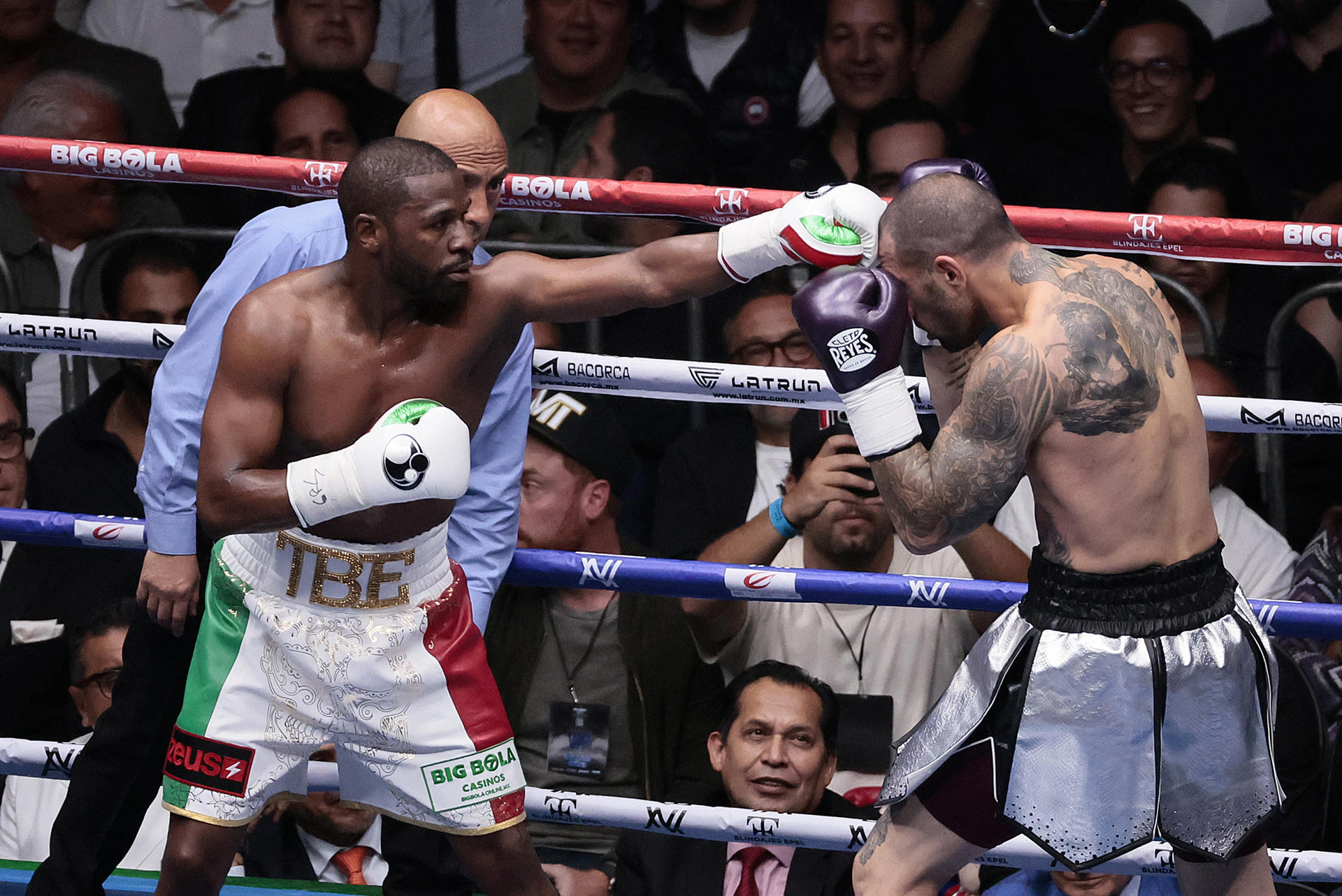 El boxeador estadounidense Floyd Mayweather (i) combate ante su compatriota John Gotti III, este sábado durante una pelea de exhibición en la Arena Ciudad de México, en Ciudad de México. EFE/José Méndez