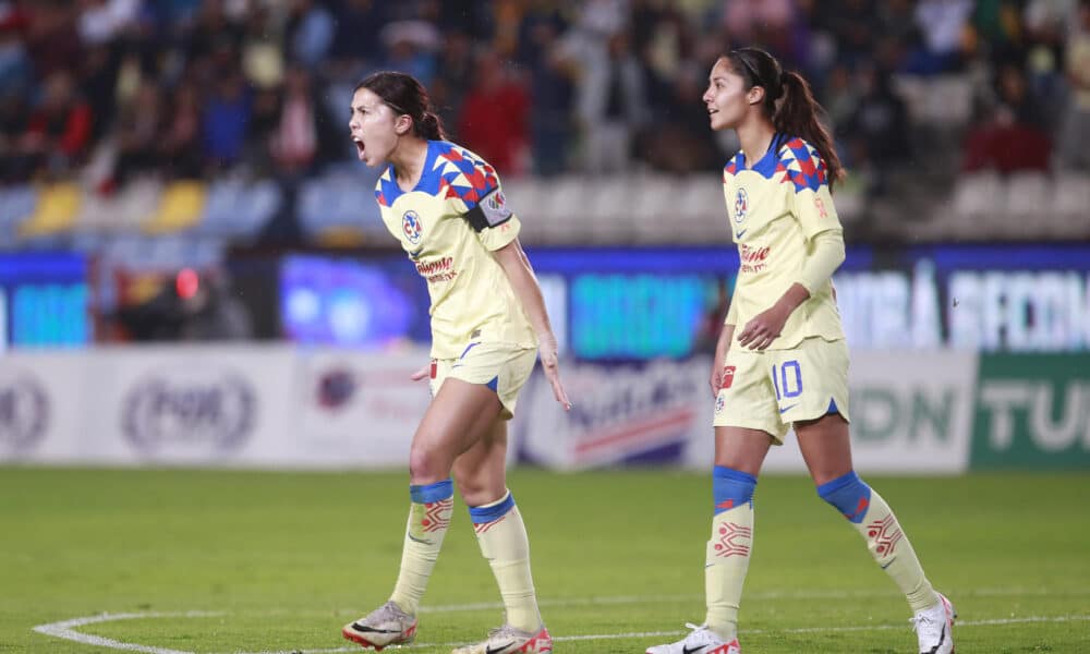 Kiana Palacios (i) del América celebra con su compañera Alison González tras anotar en el estadio Hidalgo en Pachuca (México). Imagen de archivo.EFE /David Martínez Pelcastre