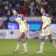 Kiana Palacios (i) del América celebra con su compañera Alison González tras anotar en el estadio Hidalgo en Pachuca (México). Imagen de archivo.EFE /David Martínez Pelcastre