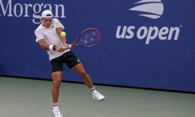 El tenista argentino Sebastián Báez se deshizo este lunes del italoargentino Luciano Darderi por 6-4, 6-7(3), 6-0 y 7-6(4). EFE/EPA/SARAH YENESEL