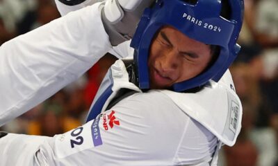 El mexicano Carlos Sansores (azul) ante la irané Arian Salimi en el Grand Palais en Paris, Francia. EFE/EPA/DIVYAKANT SOLANKI