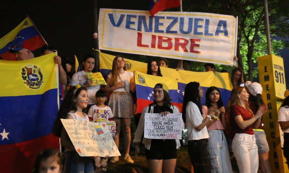 Venezolanos participan de una manifestación en rechazo a los resultados del Consejo Nacional Electoral (CNE), en las elecciones presidenciales del domingo que dieron como ganador al presidente de Venezuela Nicolás Maduro, este sábado en Asunción (Paraguay). EFE/ Nina Osorio