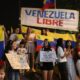 Venezolanos participan de una manifestación en rechazo a los resultados del Consejo Nacional Electoral (CNE), en las elecciones presidenciales del domingo que dieron como ganador al presidente de Venezuela Nicolás Maduro, este sábado en Asunción (Paraguay). EFE/ Nina Osorio