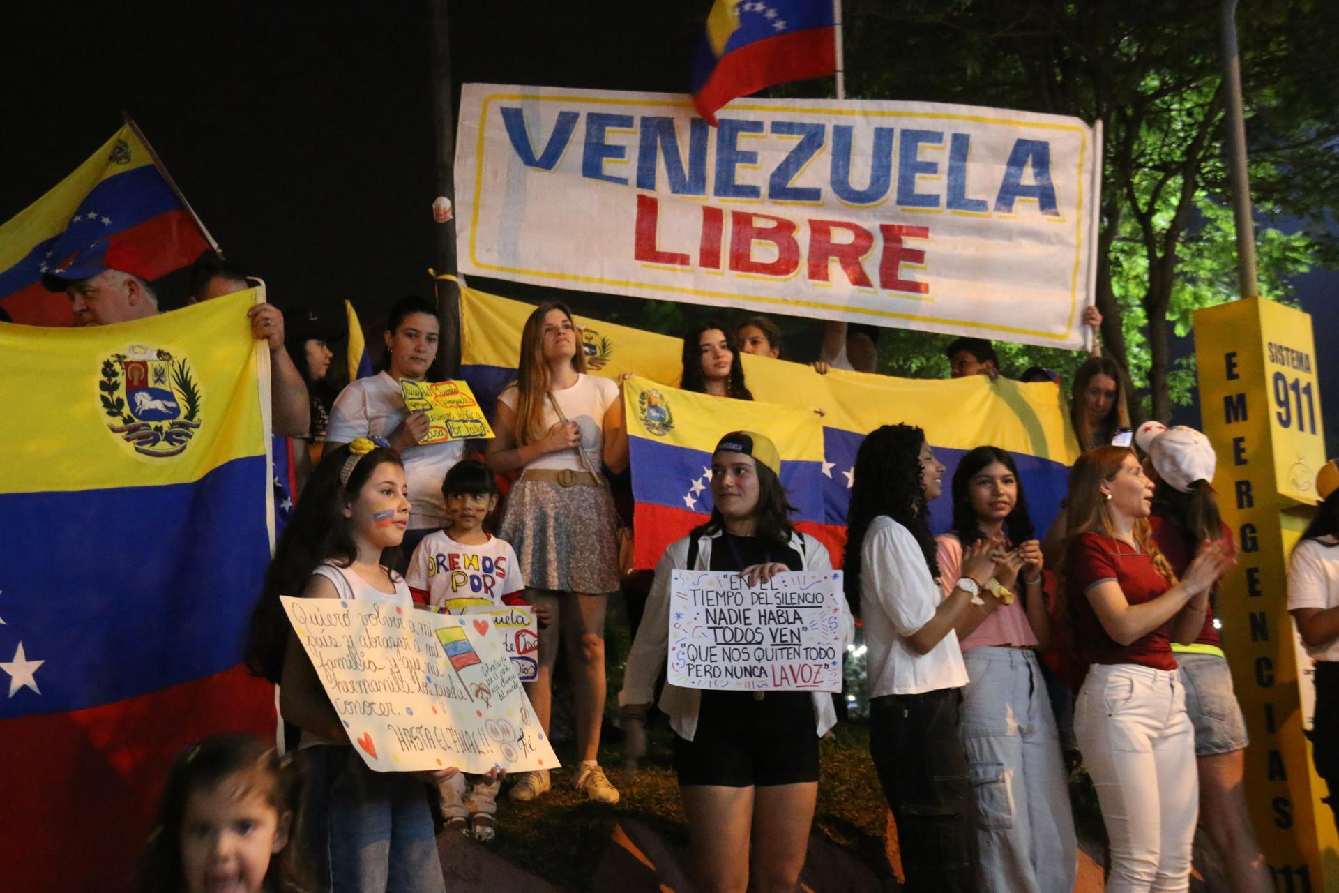 Venezolanos participan de una manifestación en rechazo a los resultados del Consejo Nacional Electoral (CNE), en las elecciones presidenciales del domingo que dieron como ganador al presidente de Venezuela Nicolás Maduro, este sábado en Asunción (Paraguay). EFE/ Nina Osorio