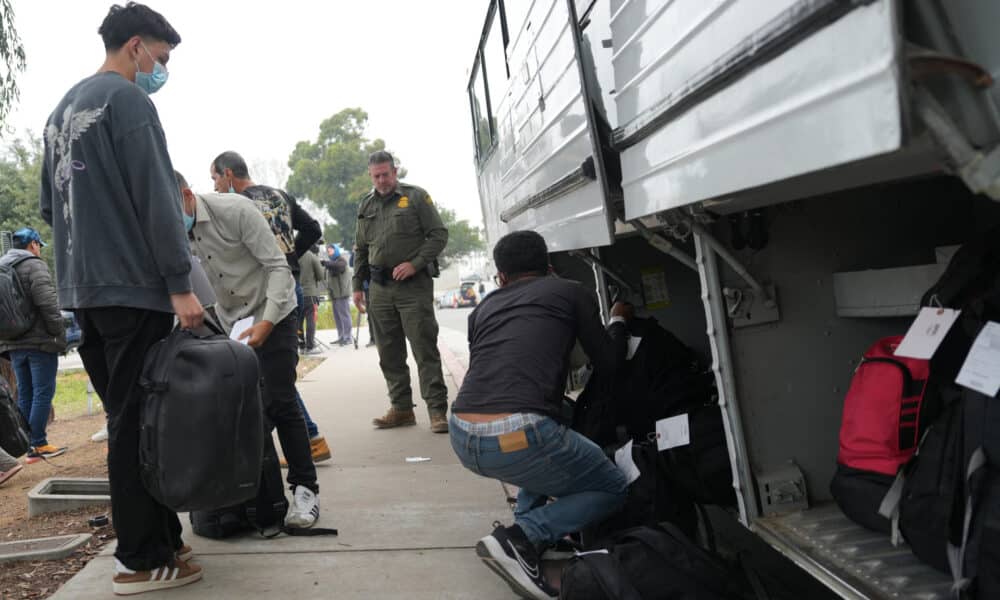 Imagen de archivo de un grupo de migrantes liberados. EFE/ Manuel Ocaño