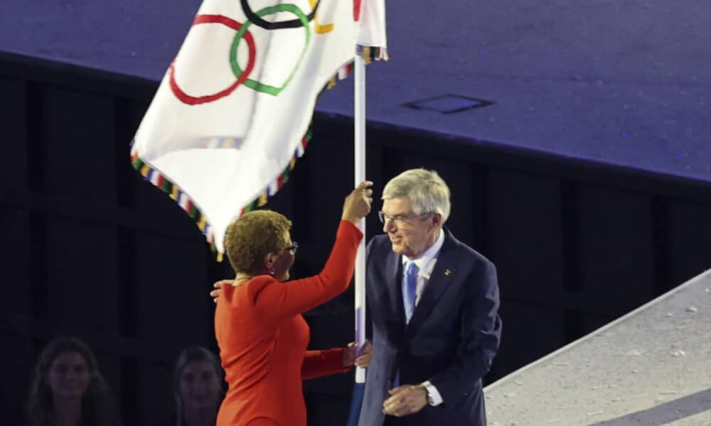 La alcaldesa de Los Angeles, Karen Bass (i), con la bandera olímpica, junto al presidente del COI, Thomas Bach, durante la ceremonia de clausura de los Juegos Olímpicos de París 2024 celebrada en el Estadio de Francia en Saint-Denis (Francia).EFE/ Miguel Gutiérrez