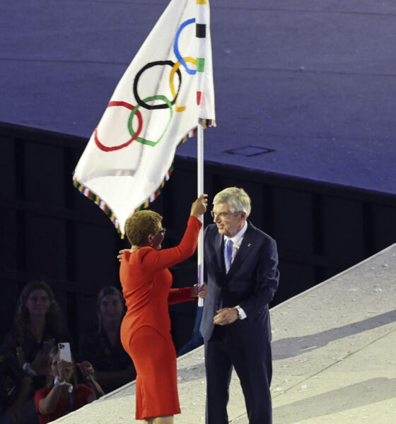 La alcaldesa de Los Angeles, Karen Bass (i), con la bandera olímpica, junto al presidente del COI, Thomas Bach, durante la ceremonia de clausura de los Juegos Olímpicos de París 2024 celebrada en el Estadio de Francia en Saint-Denis (Francia).EFE/ Miguel Gutiérrez