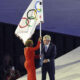 La alcaldesa de Los Angeles, Karen Bass (i), con la bandera olímpica, junto al presidente del COI, Thomas Bach, durante la ceremonia de clausura de los Juegos Olímpicos de París 2024 celebrada en el Estadio de Francia en Saint-Denis (Francia).EFE/ Miguel Gutiérrez