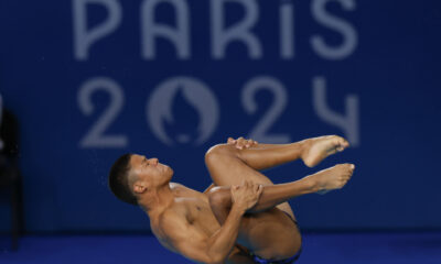 El colombiano Luis Felipe Uribe compite en la final de Salto de trampolín 3m masculino. EFE/ Julio Muñoz