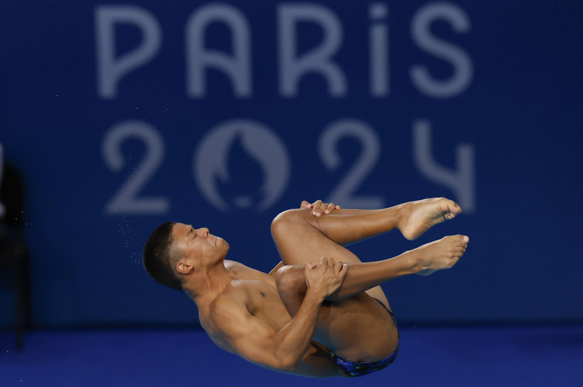 El colombiano Luis Felipe Uribe compite en la final de Salto de trampolín 3m masculino. EFE/ Julio Muñoz