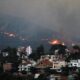 Un incendio se acerca a las casas en el monte Penteli, en el noreste de Grecia, este lunes. EFE/ George Vitsaras