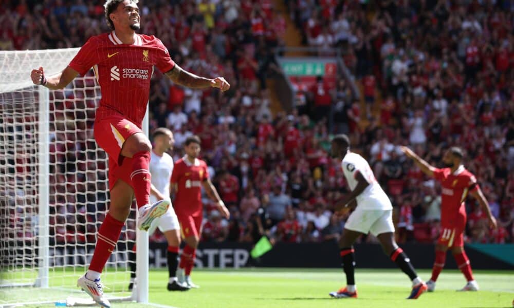 El colombiano Luis Diaz del Liverpool, autor de dos tantos, celebra el 3-0, en el amistoso ante el Sevilla, en Inglaterra. (Futbol, Amistoso, Reino Unido) EFE/EPA/ADAM VAUGHAN