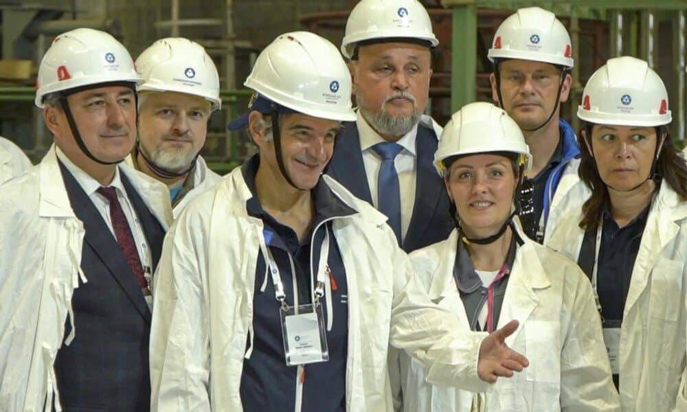 Una imagen fija tomada de un video proporcionado por el servicio de prensa de ROSATOM muestra al Director General del OIEA, Rafael Grossi (C), visitando la central nuclear de Kursk (KNPP) en Kurchatov, región de Kursk, Rusia, el 27 de agosto de 2024. Grossi advirtió sobre el posible riesgo de un incidente nuclear con posible liberación de radiación en caso de un impacto externo en la central nuclear de Köln. Grossi anunció el 26 de agosto que encabezaría la misión del OIEA a la central nuclear de Kursk para realizar una evaluación a la luz de "los nuevos acontecimientos y el aumento de los niveles de actividad militar en las proximidades de la central nuclear de Kursk", según se lee en un comunicado del OIEA. (Rusia) SERVICIO DE PRENSA EFE/EPA/ROSATOM FOLLETO FOLLETO SOLO PARA USO EDITORIAL/NO SE PERMITE LA VENTA