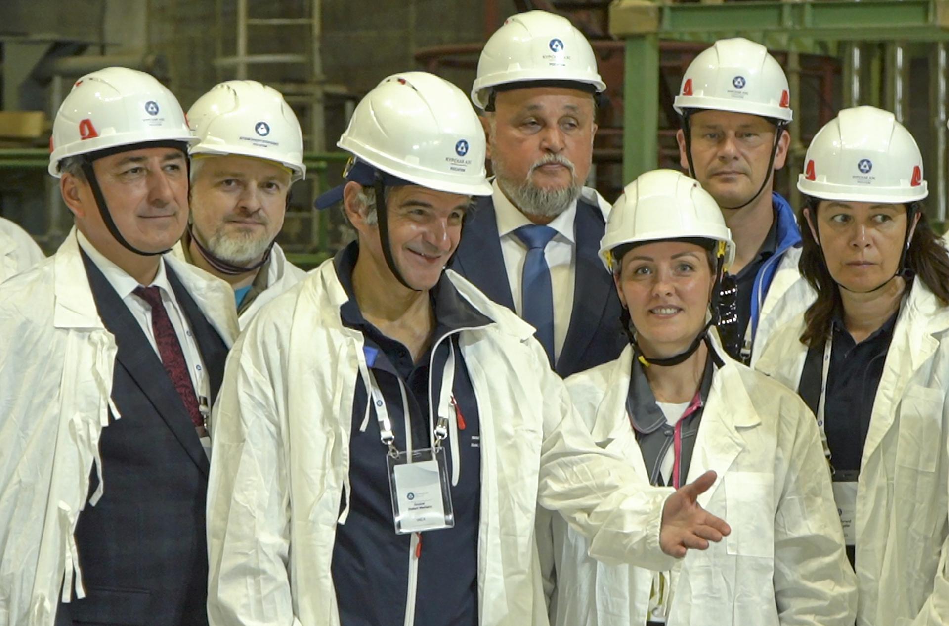 Una imagen fija tomada de un video proporcionado por el servicio de prensa de ROSATOM muestra al Director General del OIEA, Rafael Grossi (C), visitando la central nuclear de Kursk (KNPP) en Kurchatov, región de Kursk, Rusia, el 27 de agosto de 2024. Grossi advirtió sobre el posible riesgo de un incidente nuclear con posible liberación de radiación en caso de un impacto externo en la central nuclear de Köln. Grossi anunció el 26 de agosto que encabezaría la misión del OIEA a la central nuclear de Kursk para realizar una evaluación a la luz de "los nuevos acontecimientos y el aumento de los niveles de actividad militar en las proximidades de la central nuclear de Kursk", según se lee en un comunicado del OIEA. (Rusia) SERVICIO DE PRENSA EFE/EPA/ROSATOM FOLLETO FOLLETO SOLO PARA USO EDITORIAL/NO SE PERMITE LA VENTA