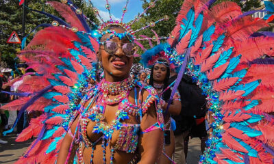 El multitudinario carnaval de Notting Hill celebró este lunes su segunda y última jornada ante la vigilancia de miles de agentes de la Policía Metropolitana (Met) de Londres, que este año ha registrado incidentes de "violencia inaceptable" por el apuñalamiento de tres personas. EFE/ Guillermo Garrido