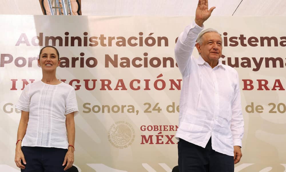 Fotografía cedida del mandatario mexicano, Andrés Manuel López Obrador, y la presidenta electa, Claudia Sheinbaum, durante una rueda de prensa en Guaymas (México). EFE/ Presidencia De México