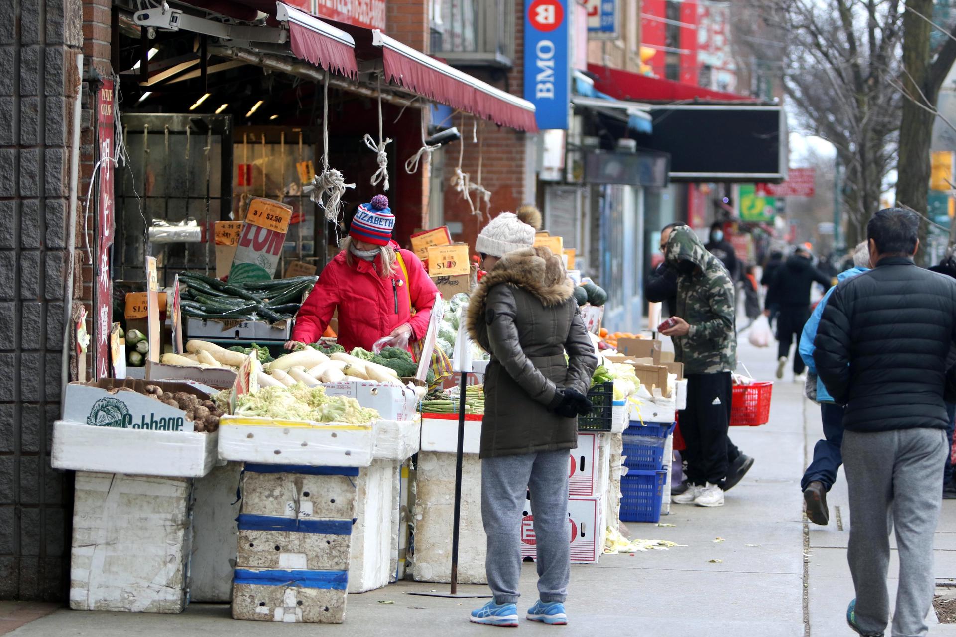 Transeúntes caminan por la Avenida Spadina en el Barrio Chino de Toronto (Canadá). Fotografía de archivo. EFE/ Osvaldo Ponce