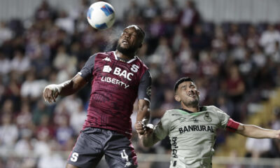 Kendall Waston (i), de Saprissa, disputa el balón con José Mena, de Municipal, este jueves en un partido de la Copa Centroamericana de la Concacaf en San José (Costa Rica).  EFE/ Jeffrey Arguedas