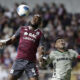 Kendall Waston (i), de Saprissa, disputa el balón con José Mena, de Municipal, este jueves en un partido de la Copa Centroamericana de la Concacaf en San José (Costa Rica).  EFE/ Jeffrey Arguedas