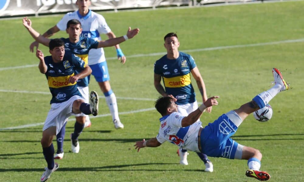 Fotografía de archivo en la que se registró un instante de un enfrentamiento entre los clubes chilenos de fútbol Universidad Católica y Everton, en el estadio Sausalito de Viña del Mar (Chile). EFE/Elvis González