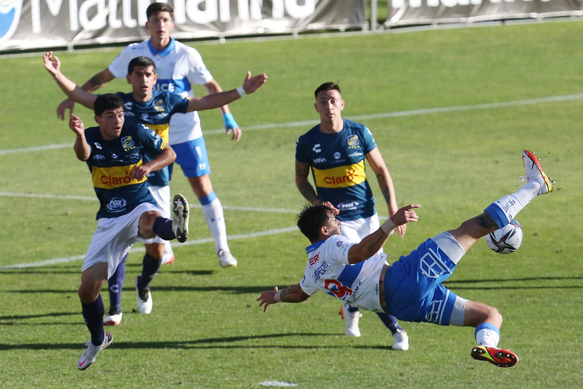 Fotografía de archivo en la que se registró un instante de un enfrentamiento entre los clubes chilenos de fútbol Universidad Católica y Everton, en el estadio Sausalito de Viña del Mar (Chile). EFE/Elvis González