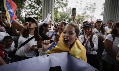Venezolanos participan de una manifestación en rechazo a los resultados del Consejo Nacional Electoral (CNE), en las elecciones presidenciales del domingo que dieron como ganador al presidente de Venezuela Nicolás Maduro, este sábado en San José (Costa Rica). EFE/ Jeffrey Arguedas