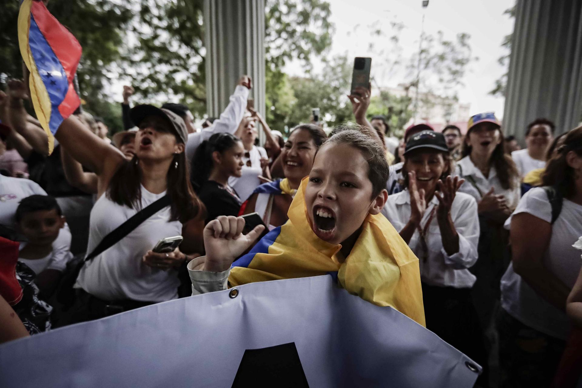 Venezolanos participan de una manifestación en rechazo a los resultados del Consejo Nacional Electoral (CNE), en las elecciones presidenciales del domingo que dieron como ganador al presidente de Venezuela Nicolás Maduro, este sábado en San José (Costa Rica). EFE/ Jeffrey Arguedas