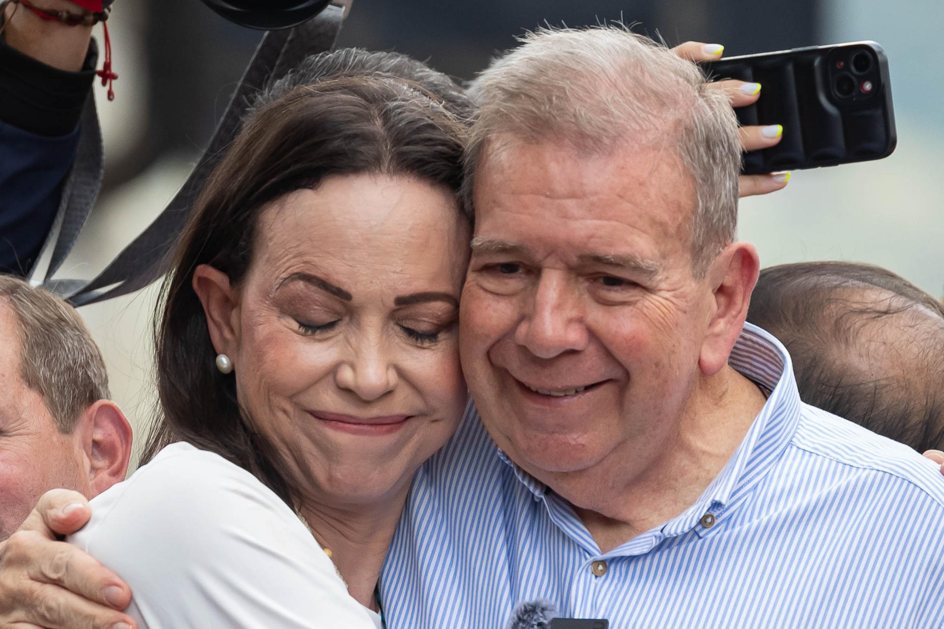 La líder opositora venezolana María Corina Machado (i) abraza al candidato a la presidencia de Venezuela Edmundo González Urrutia en una manifestación de apoyo en Caracas (Venezuela). EFE/ Ronald Peña R.