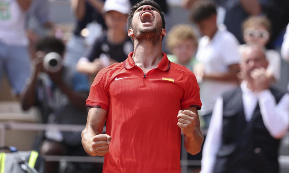 El español Carlos Alcaraz tras imponerse al estadounidense Tommy Paul durante los cuartos de final celebrados en el marco de los Juegos Olímpicos París 2024, este jueves, en la capital francesa. EFE/ Juanjo Martín