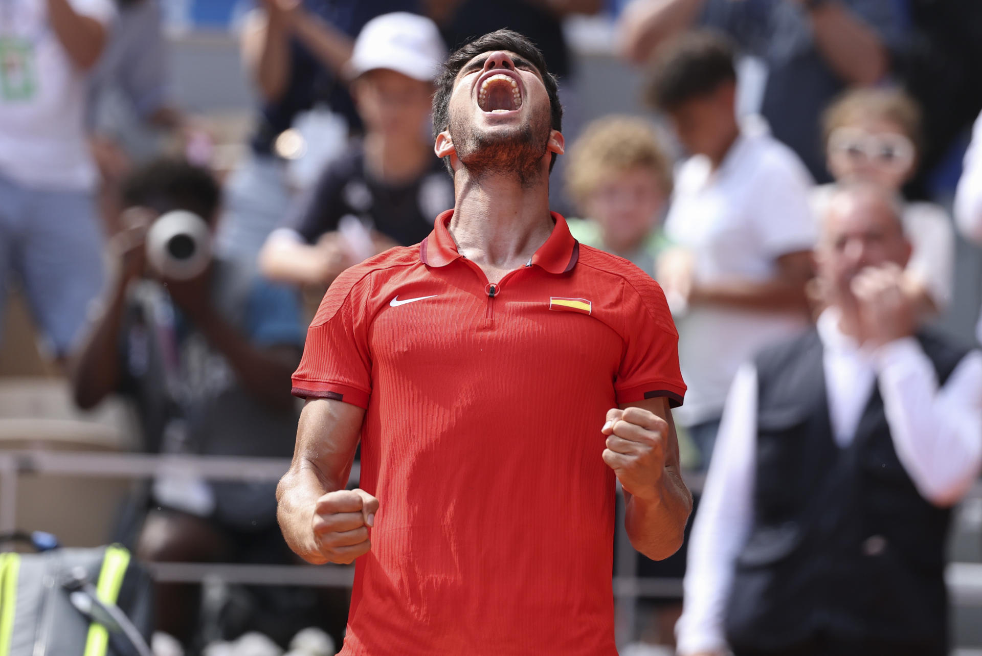 El español Carlos Alcaraz tras imponerse al estadounidense Tommy Paul durante los cuartos de final celebrados en el marco de los Juegos Olímpicos París 2024, este jueves, en la capital francesa. EFE/ Juanjo Martín