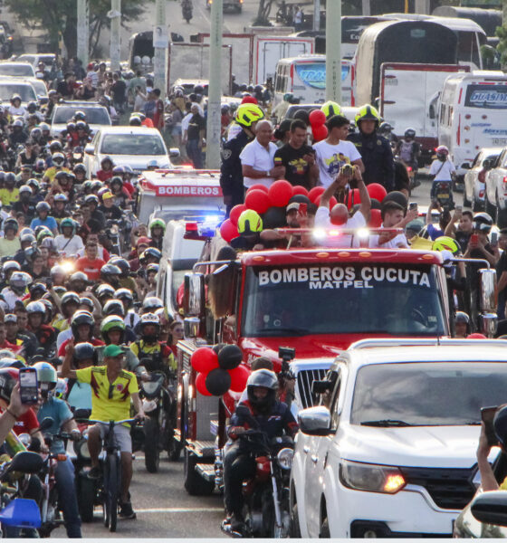 Cientos de personas fueron registradas este martes, 6 de agosto, al acompañar la caravana de recibimiento al gimnasta colombiano Ángel Barajas (arriba-d), luego de que ganara la medalla de plata en barra fija de los Juegos Olímpicos de París, en Cúcuta (Norte de Santander, Colombia). EFE/Mario Caicedo