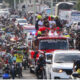 Cientos de personas fueron registradas este martes, 6 de agosto, al acompañar la caravana de recibimiento al gimnasta colombiano Ángel Barajas (arriba-d), luego de que ganara la medalla de plata en barra fija de los Juegos Olímpicos de París, en Cúcuta (Norte de Santander, Colombia). EFE/Mario Caicedo