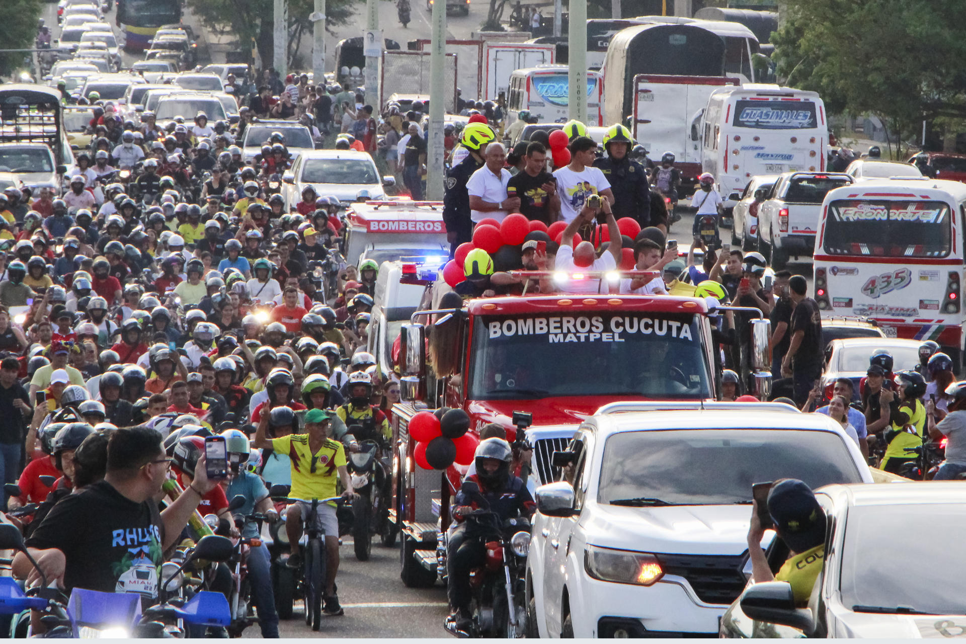 Cientos de personas fueron registradas este martes, 6 de agosto, al acompañar la caravana de recibimiento al gimnasta colombiano Ángel Barajas (arriba-d), luego de que ganara la medalla de plata en barra fija de los Juegos Olímpicos de París, en Cúcuta (Norte de Santander, Colombia). EFE/Mario Caicedo