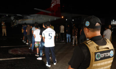 Ciudadanos de nacionalidad ecuatoriana son deportados este jueves desde el Aeropuerto Marcos A. Gelabert, en el lado Pacífico del canal de Panamá (Panamá), con destino a la ciudad portuaria de Manta en Ecuador. EFE/Gabriel Rodríguez