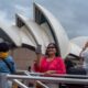 Fotografía de archivo de personas frente a la Casa de la Ópera, en Sídney.
EFE/EPA/JEROME FAVRE