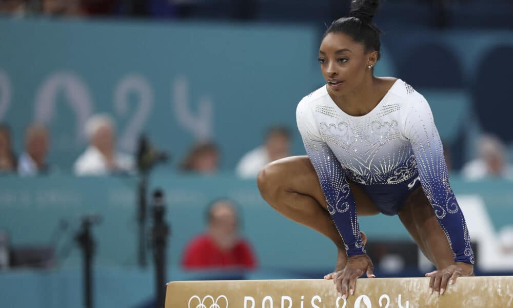 La gimnasta estadounidense Simone Biles se sube a la barra tras caerse durante su participación en la final femenina de barra de equilibrio de gimnasia artística de los Juegos Olímpicos de París 2024, en el pabellón Bercy Arena, este lunes, en París. EFE/ Miguel Gutiérrez