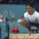 La gimnasta estadounidense Simone Biles se sube a la barra tras caerse durante su participación en la final femenina de barra de equilibrio de gimnasia artística de los Juegos Olímpicos de París 2024, en el pabellón Bercy Arena, este lunes, en París. EFE/ Miguel Gutiérrez