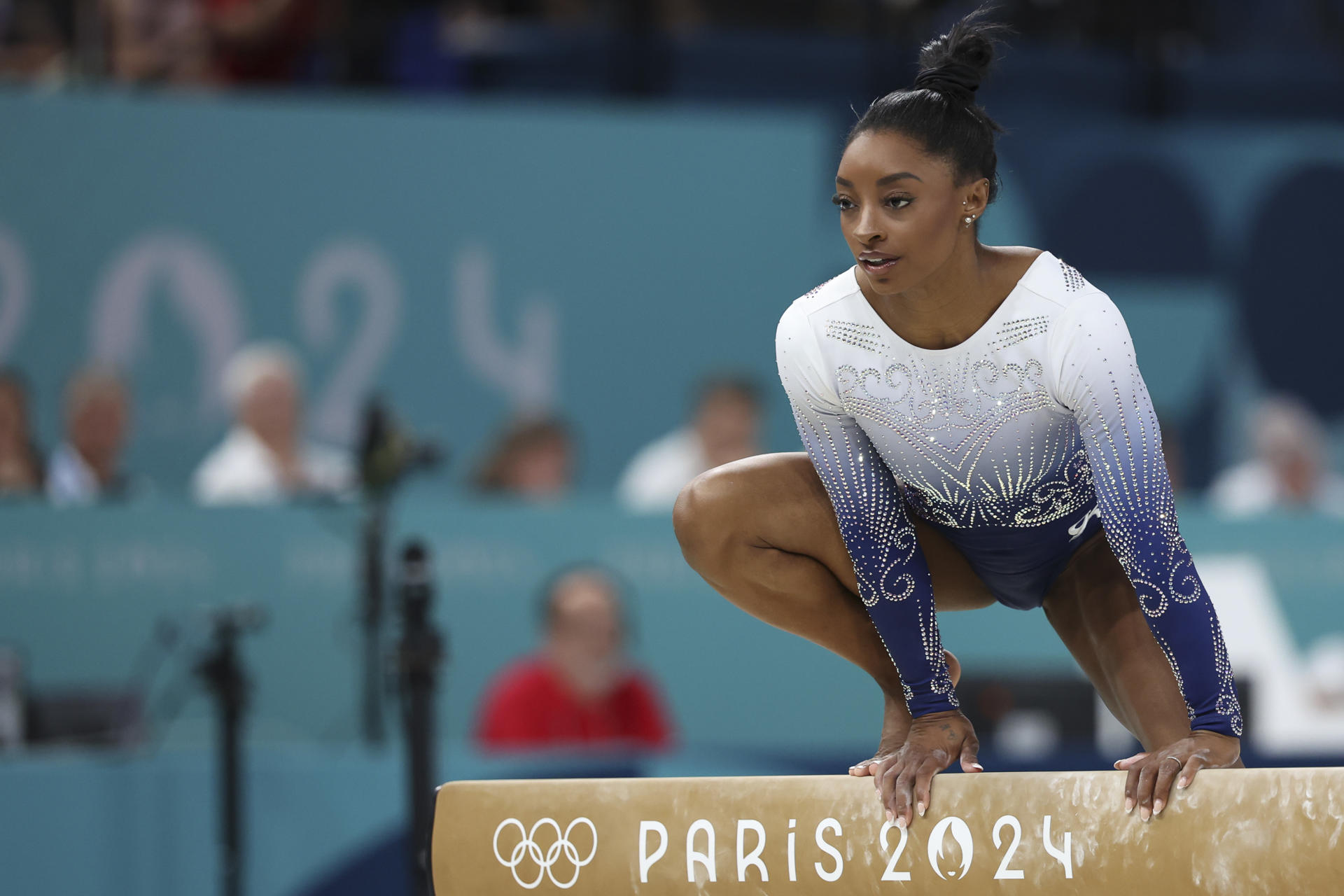 La gimnasta estadounidense Simone Biles se sube a la barra tras caerse durante su participación en la final femenina de barra de equilibrio de gimnasia artística de los Juegos Olímpicos de París 2024, en el pabellón Bercy Arena, este lunes, en París. EFE/ Miguel Gutiérrez