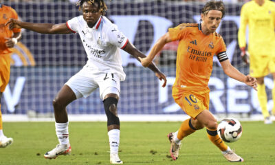 Luka Modrić (d) de Real Madrid disputa un balón con Samuel Chukwueze de Milan durante un apartido amistoso en el estadio Soldier Field de Chicago (EEUU). EFE/ Nuccio Dinuzzo